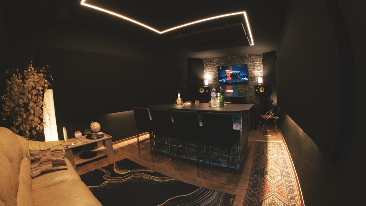 Main Studio — area lounge e regia CINQUE RECORDZ